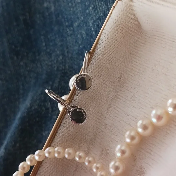 Vintage Set of Graduating Pearl Necklace and Earrings In Cream Case - Picture 2 of 4